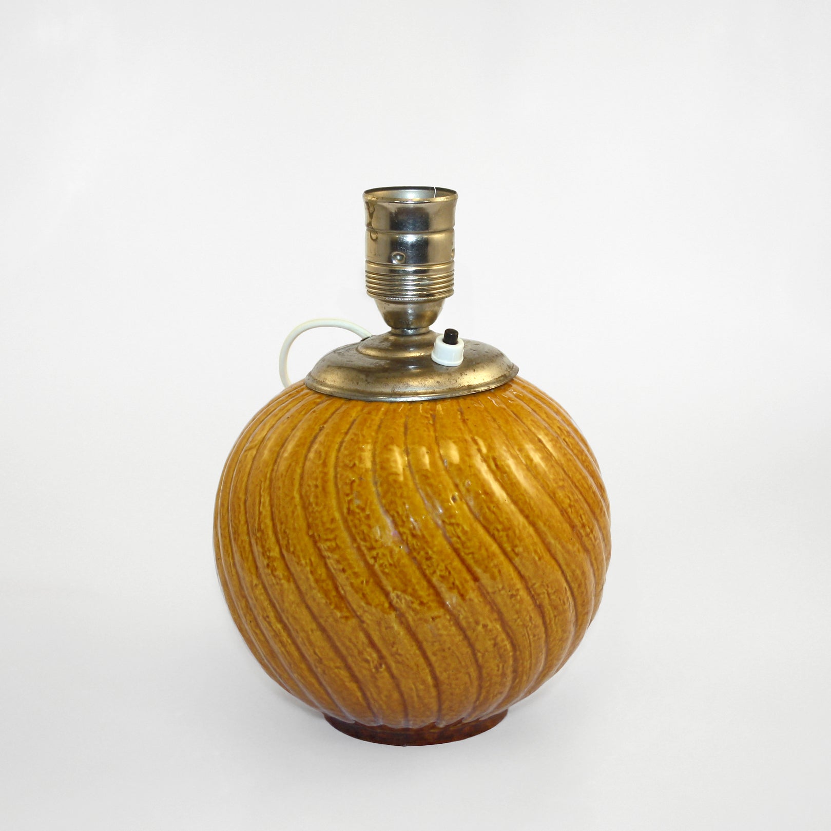 Vintage-style lamp with ribbed yellow ceramic base