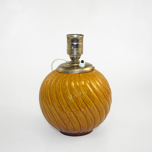 Vintage-style lamp with ribbed yellow ceramic base